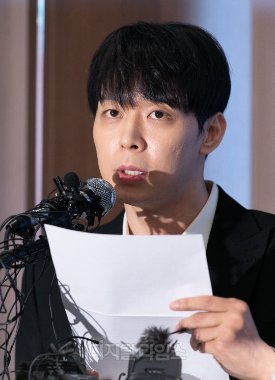 그룹 JYJ의 박유천이 10일 서울 중구 프레스센터에서 남양유업 창업주의 외손녀 황하나에게 마약을 권유한 연예인으로 지목되고 있는 것과 관련해 긴급 기자회견을 하고 있다. [사진=디지털타임스DB]